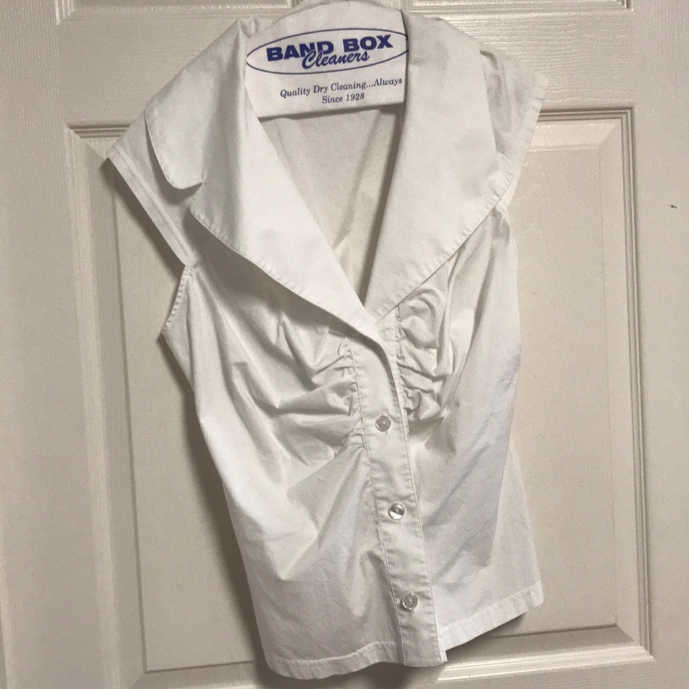 White top w/ large collar , ruched in the front